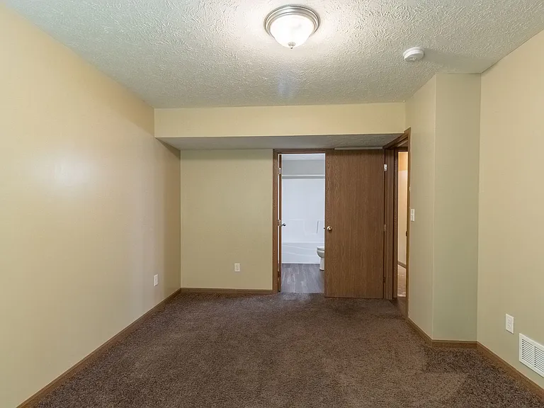 2849 W Rose St — Photo 15