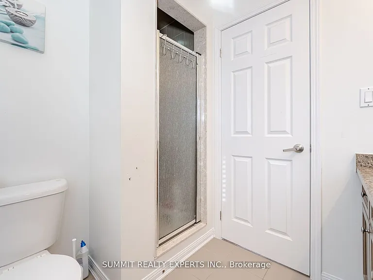 39 Donomore Dr #UPPER — Photo 24