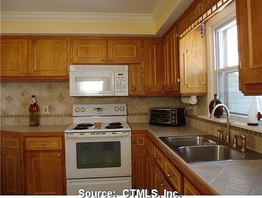 5th image of 350 Oakwood St