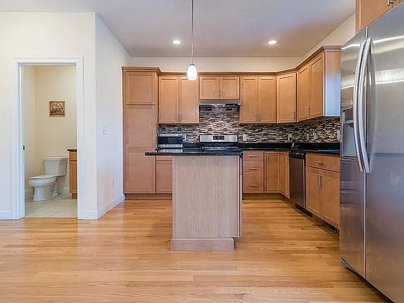 3rd image of 32 Empire Dr
