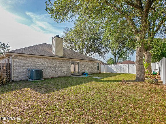 4th image of 401 COTTAGE COVE Court