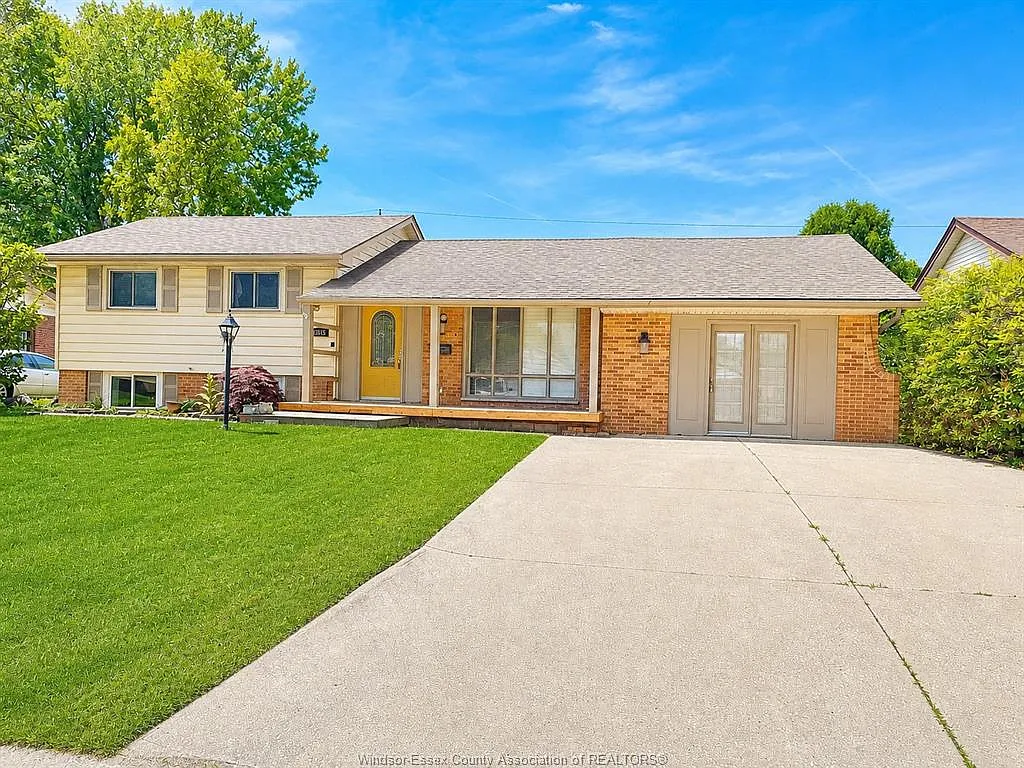 4 bed, $2,500 — Photo 1