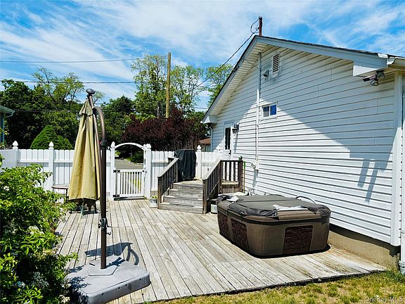 3rd image of 30 Woodmere Place
