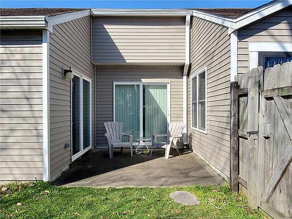 3rd image of 1049 Lord Dunmore Dr