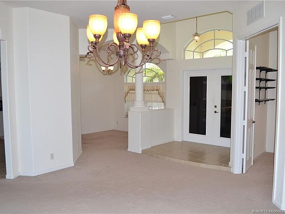 4th image of 2419 SE Rock Springs Dr