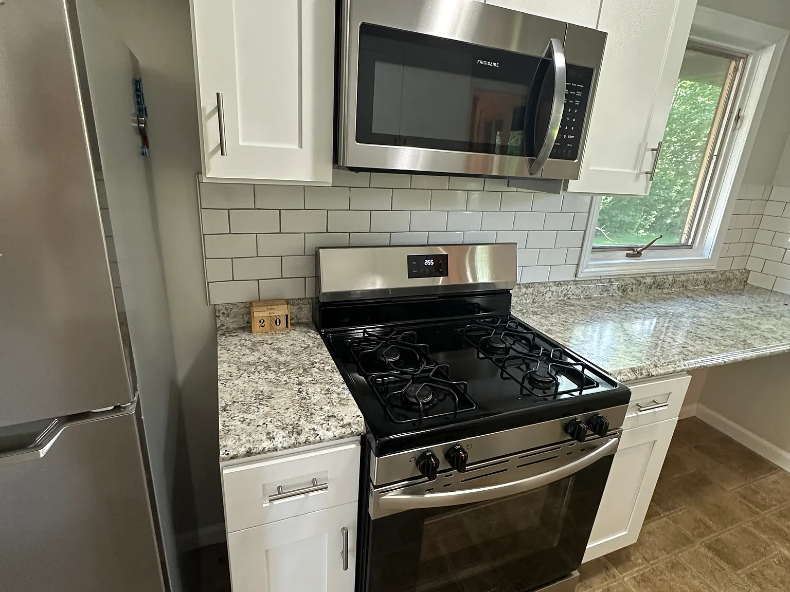 3 bed, 1050 sqft, $2,500 — Photo 2