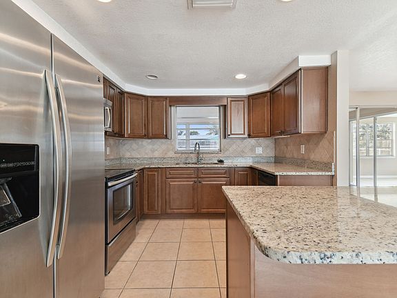 3rd image of 7437 Carmel Ave