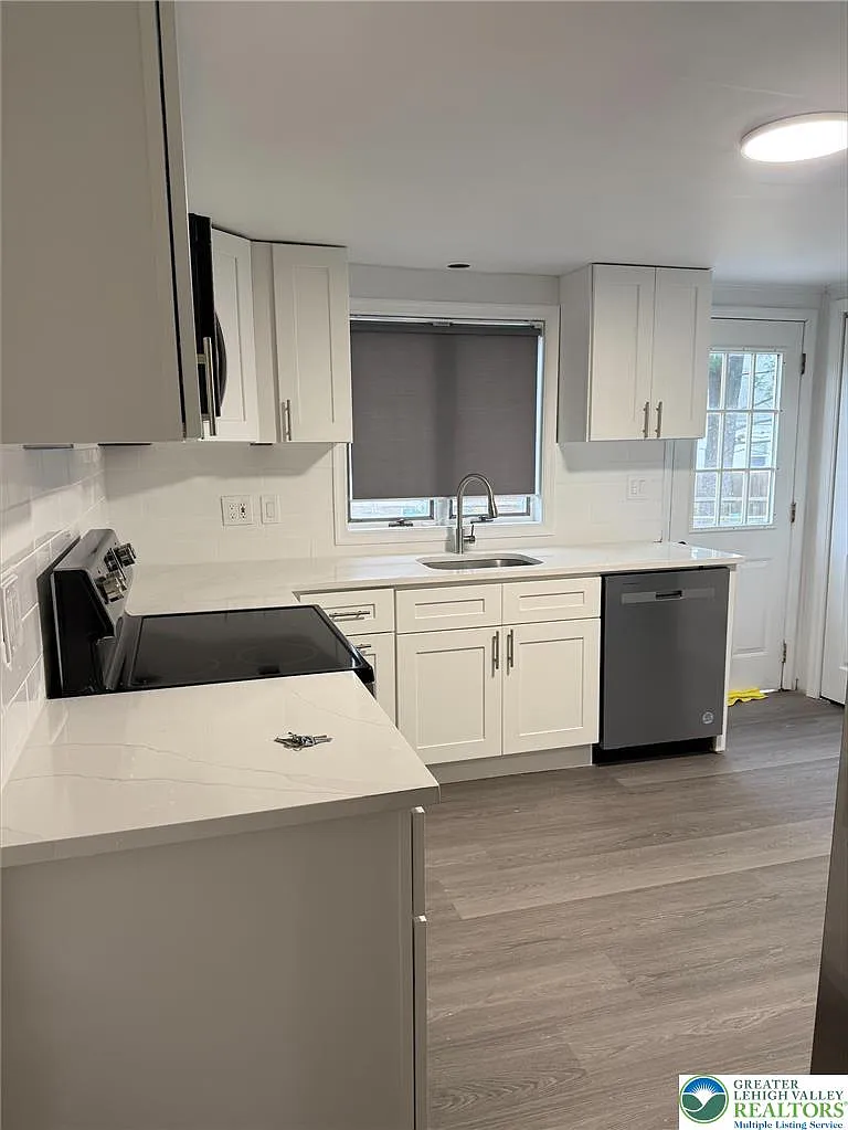 3 bed, 2.0 bath, 2144 sqft, $3,000 — Photo 3