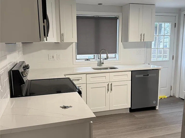 1117 Whitney Ave — Photo 3