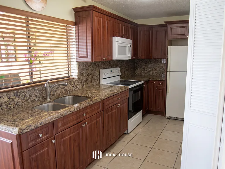 SW 136th Pl — Photo 4