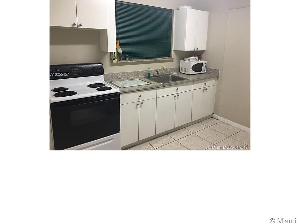 2nd image of 152 SW 9th St APT 3