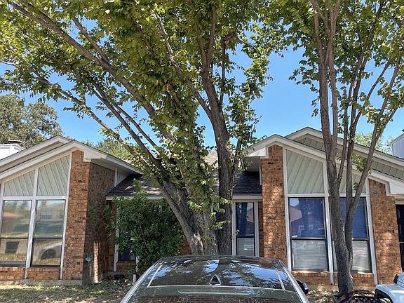 3rd image of 106 Oakwood Ln