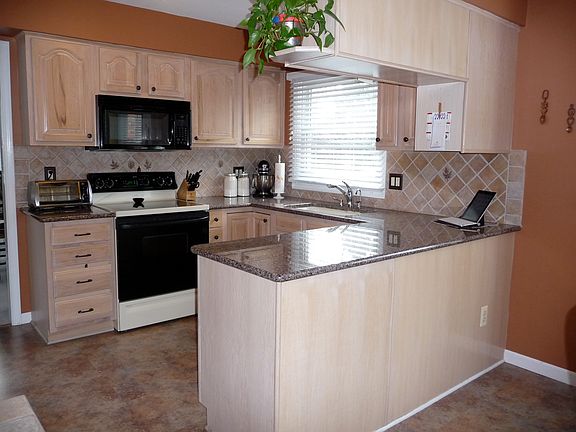 Kitchen/eat-in