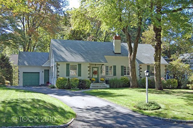 1st image of 384 Oakwood Dr