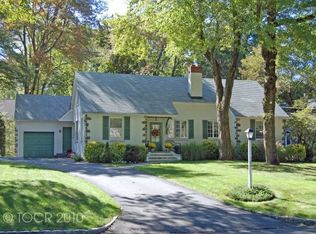 384 Oakwood Dr, Wyckoff, NJ 07481