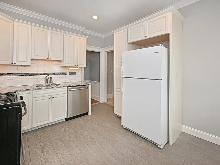264 Morse Ave — Photo 10