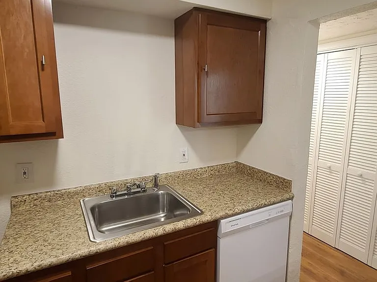 253 W High St — Photo 9