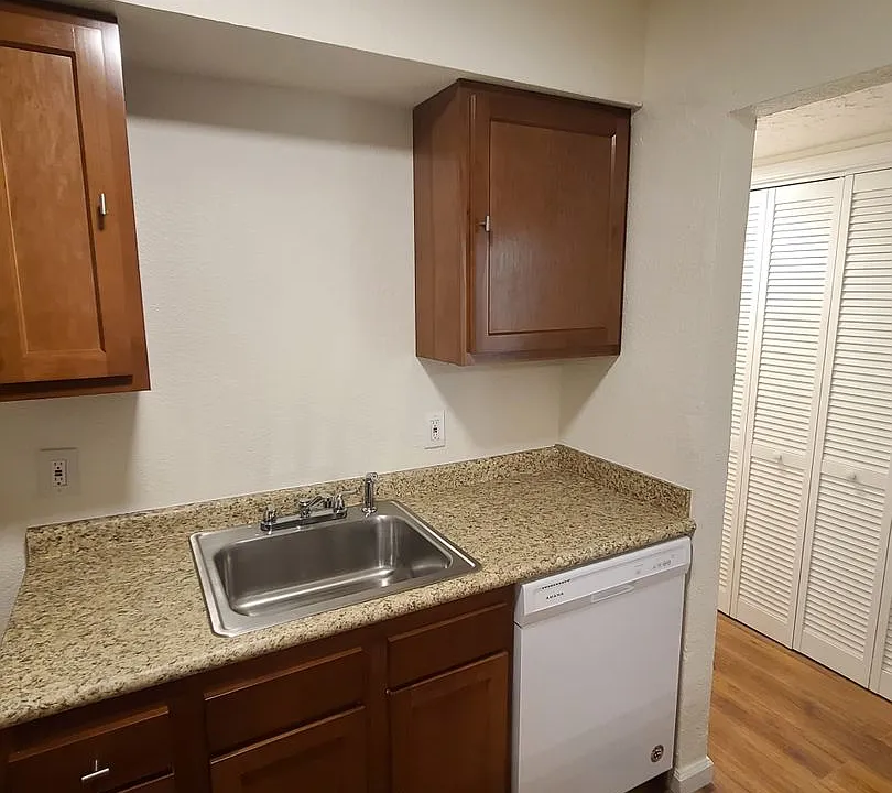 253 W High St