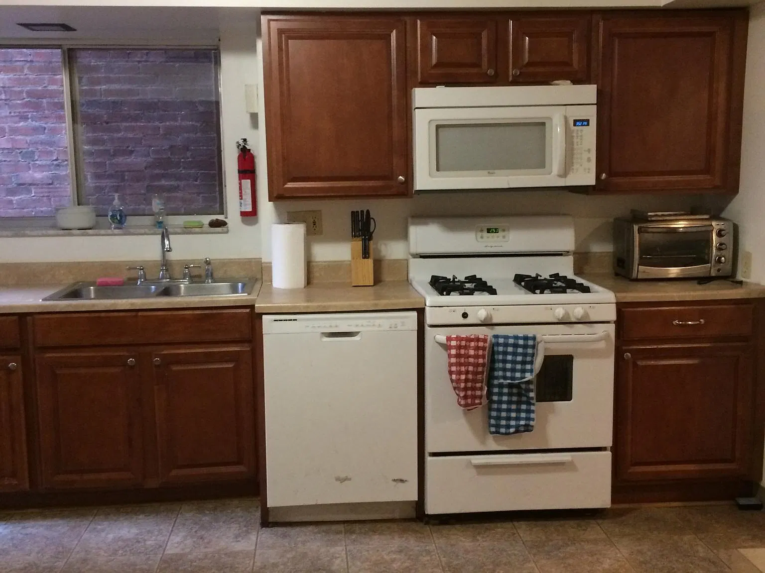 7 bed, 4000 sqft, $4,550 — Photo 3