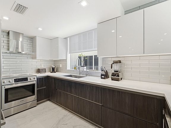 4th image of 700 NE 14th Avenue #312