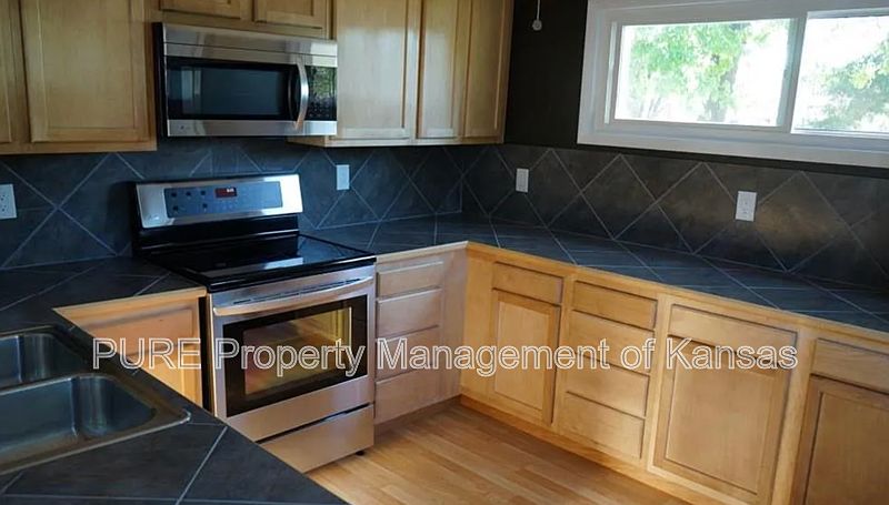 2nd image of 2344 Louisiana St