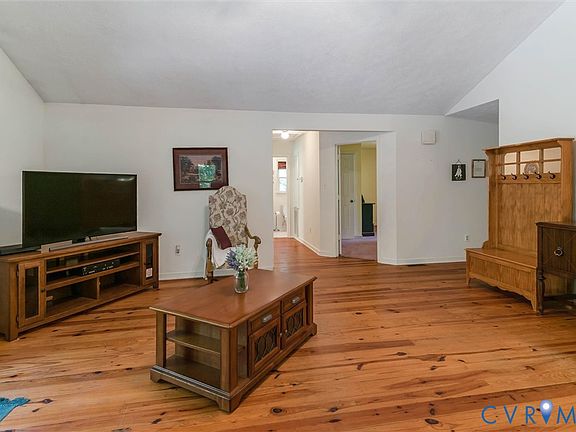 4th image of 307 Whispering Pine Ln