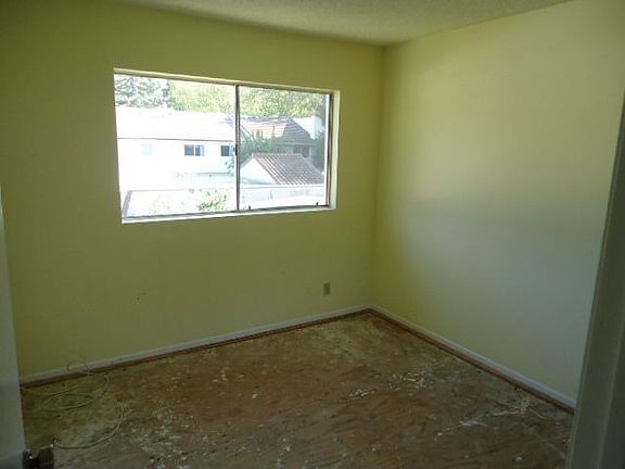 4th image of 344 Green Moor Pl