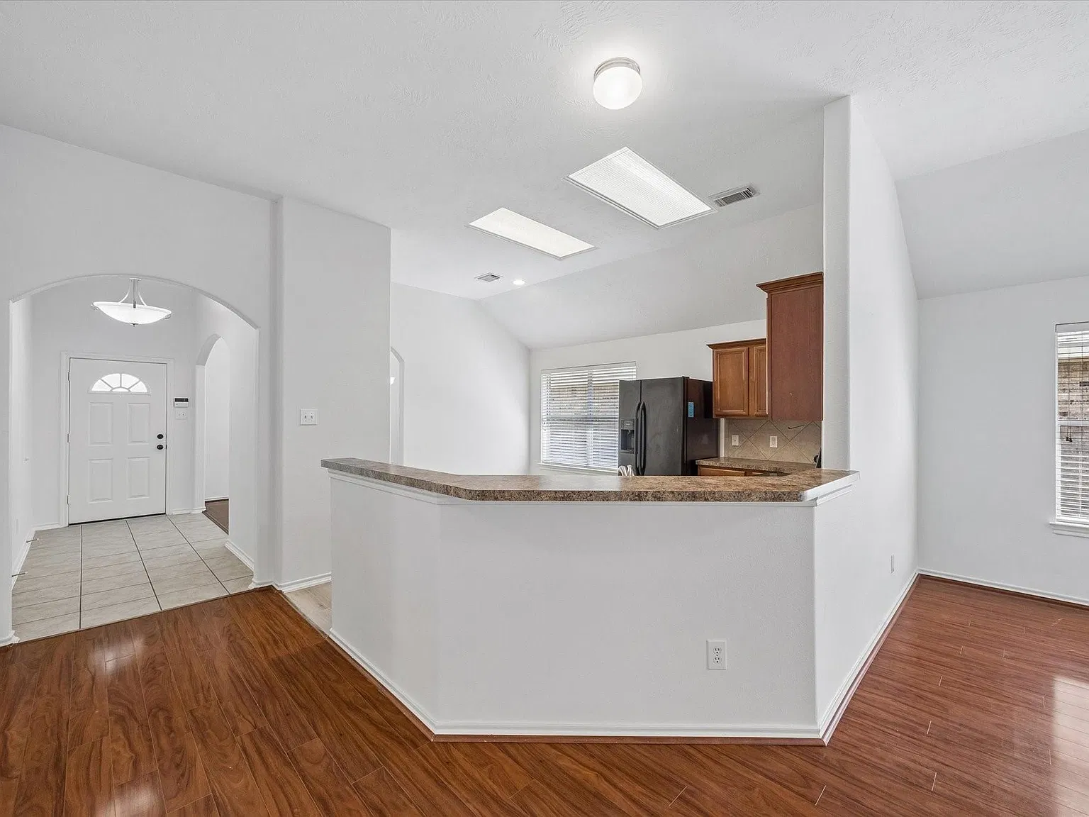 4 bed, 2.0 bath, 1949 sqft, $2,300 — Photo 4