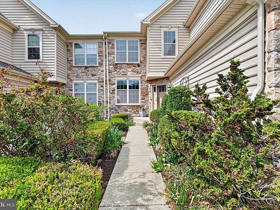3rd image of 13 Meadow View Ln