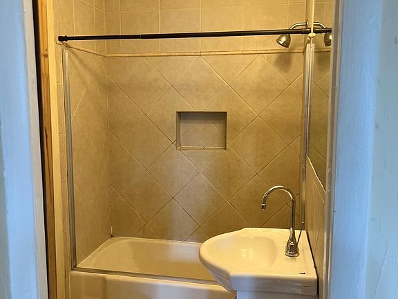 5th image of 722 W Maple St #1