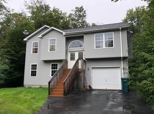 1049 Country Place Dr, Tobyhanna, PA 18466