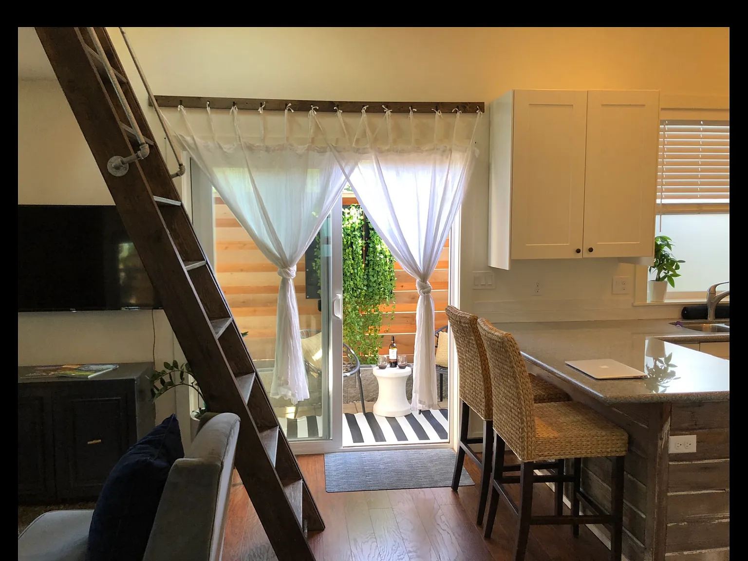 Studio, 475 sqft, $1,950 — Photo 1