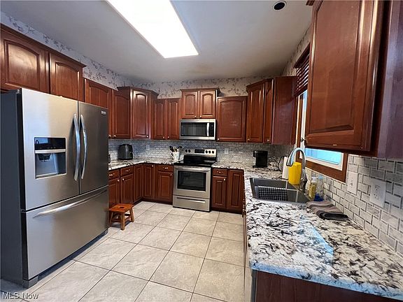 3rd image of 1385 Troon Ave