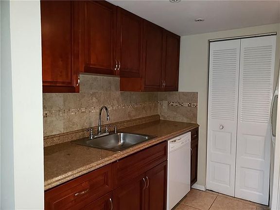 3rd image of 500 NE 2nd St APT 425