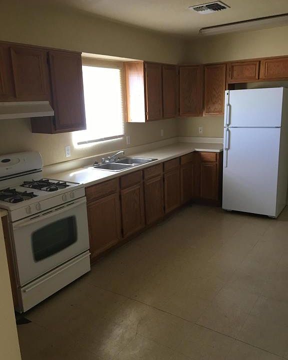 2nd image of 321 W 1st Ave
