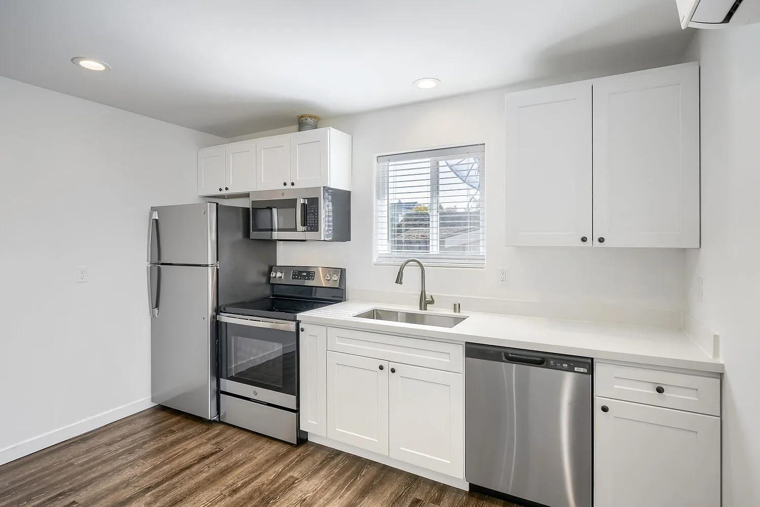 2 bed, 625 sqft, $2,100 — Photo 3