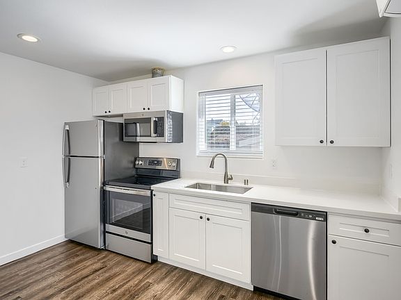 Beautiful new kitchen! House has A/C too!