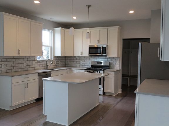 3rd image of 1001 Stoneleigh Rd #Uvucys