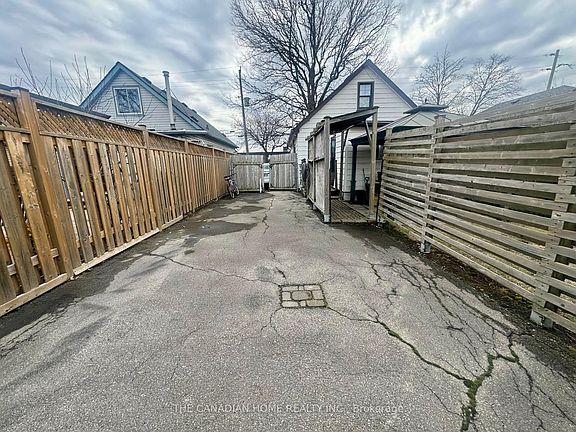 3rd image of 611 Rennie St