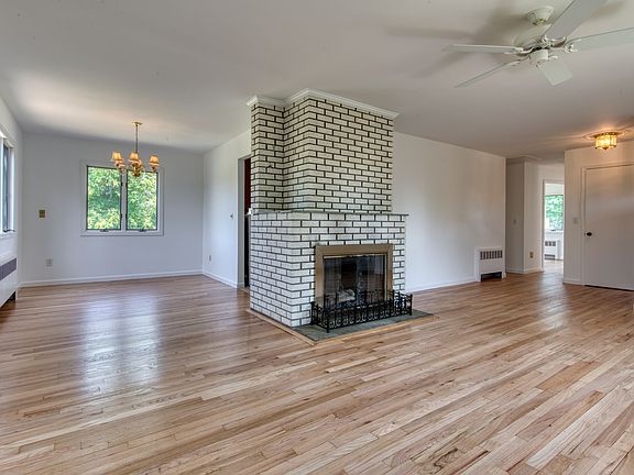 2nd image of 152 Essex St