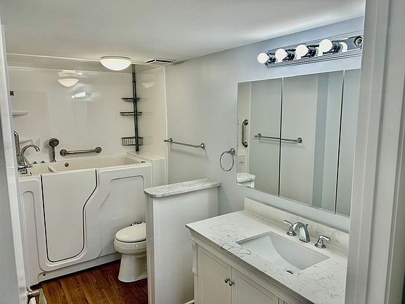 4th image of 9 Sauk Trl APT 2