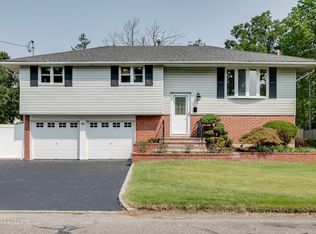 45 Cambridge St, Deer Park, NY 11729