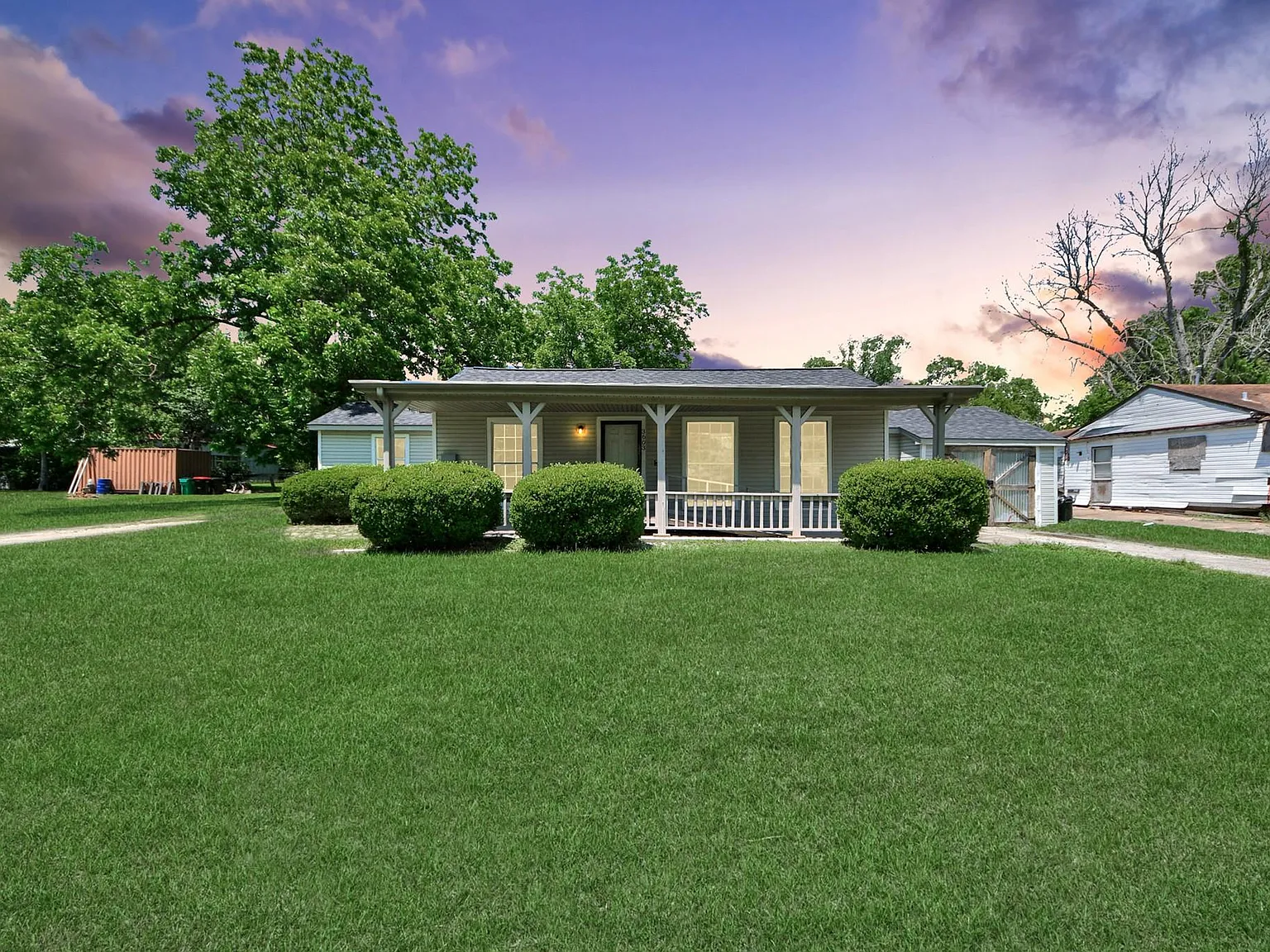 3 bed, 2.0 bath, 1990 sqft, $2,350 — Photo 1