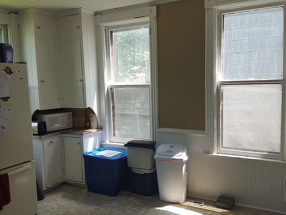 5th image of 929 Sherburne Ave