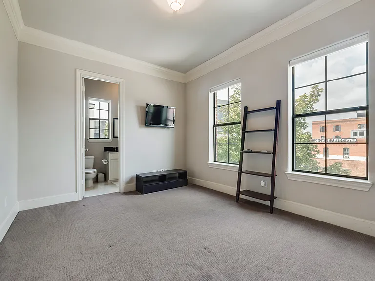 425 S Cesar Chavez Blvd — Photo 12