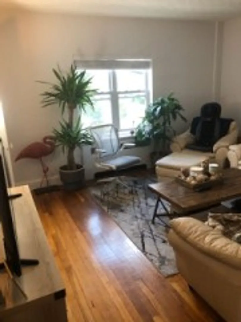 Brighton 1-Bedroom | Heat & Hot Water Included, Dishwasher & Laundry — Photo 1