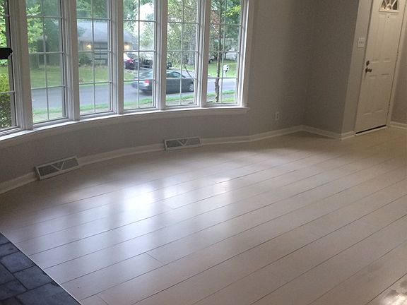 4th image of 998 Parkwood Dr