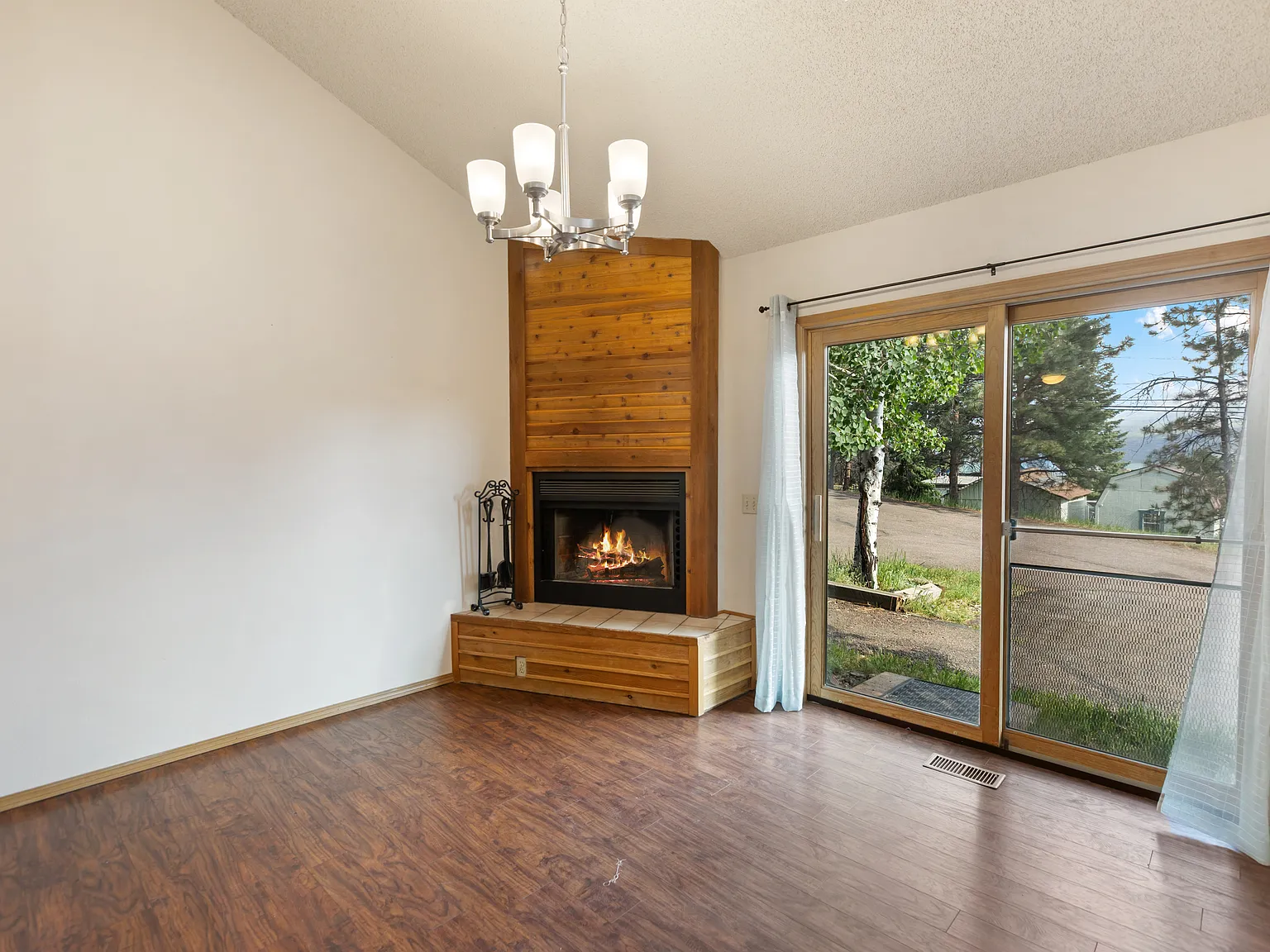 3 bed, 1047 sqft, $1,875 — Photo 2
