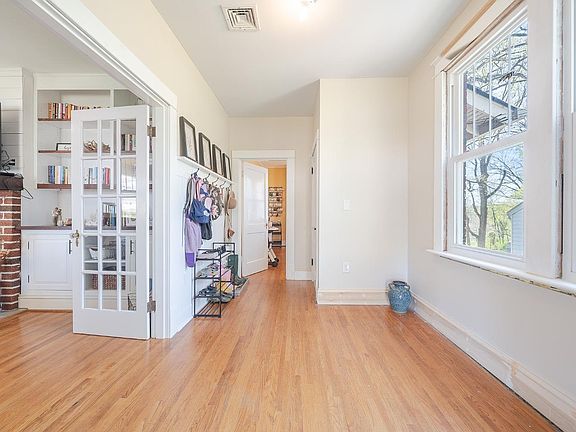 4th image of 1311 Peaks St