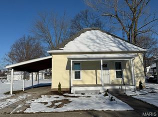 113 E Maple St, Brownstown, IL 62418